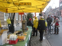 mensen wagen hun kans bij het ballenspel